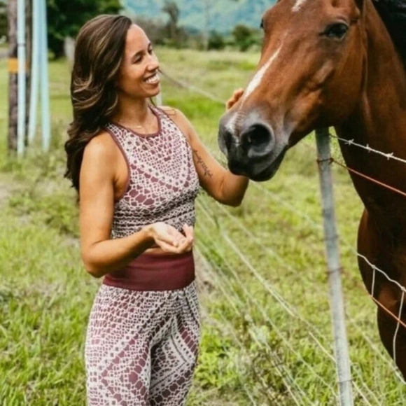 NWT Fabletics Lace Capri Leggings - Picture 4 of 8